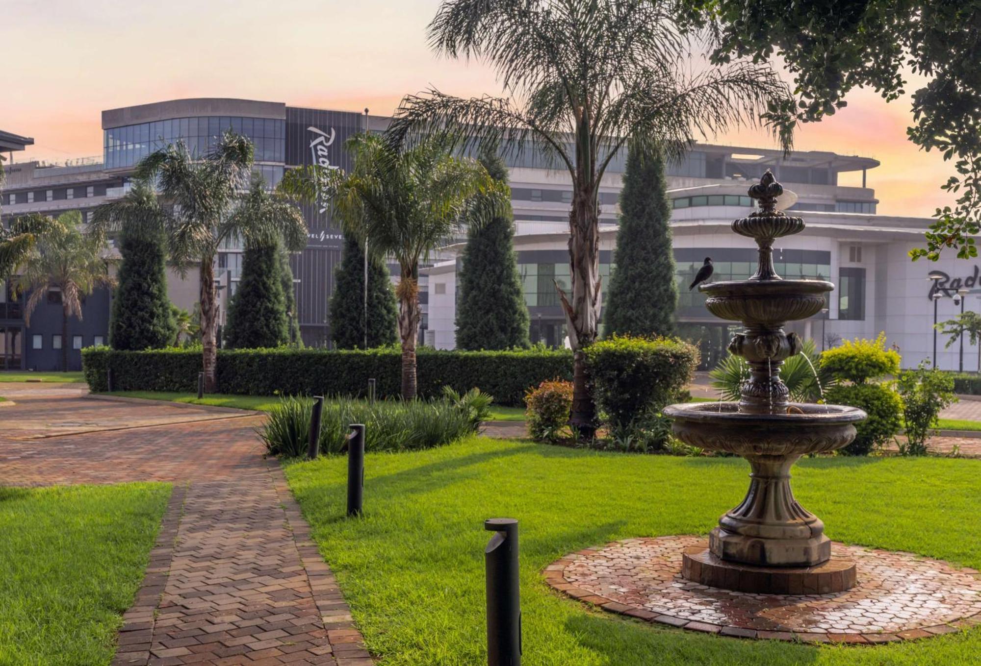 Radisson Hotel And Convention Centre Or Tambo Airport Johannesburg Ngoại thất bức ảnh